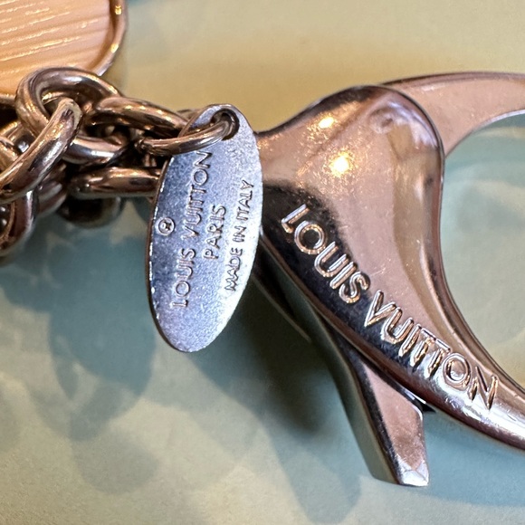 LOUIS VUITTON WHITE FLEUR DE EPI BAG CHARM - Picture 4 of 5